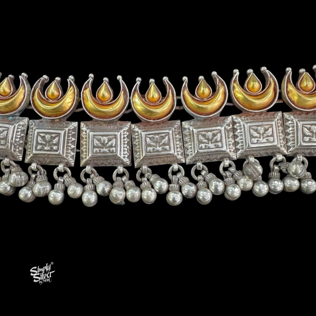 Bandhel Silver Statement Dual Tone Chaand With Square Flower & Ghungroos Choker-3